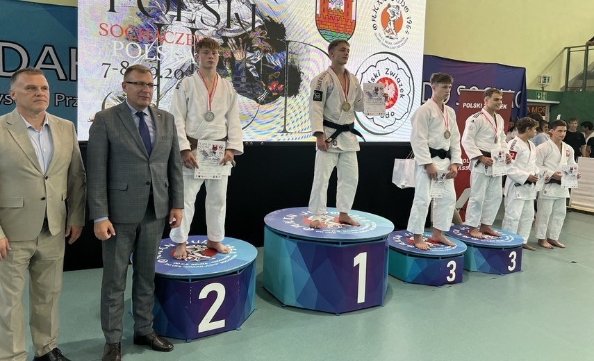 Elbląg, Mikołaj Galiński z Truso (na drugim stopniu podium) ze srebrym medalem Międzynarodowego Pucharu Polski w judo