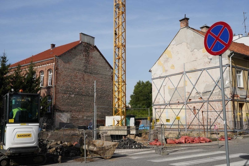 Elbląg, Budowa kamienicy rozpoczęła się po prawie trzech miesiącach przerwy