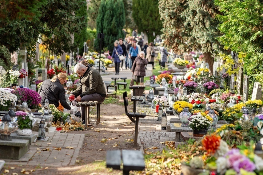 Elbląg, Elblążanie odwiedzają groby bliskich