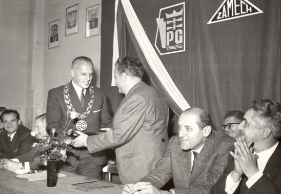 Elbląg, Uroczystość otwarcia Studium w  Elblągu wraz z inauguracją roku akademickiego 1969/70. Dyrektor B. Nader przekazuje Dziekanowi W. Wasilukowi symboliczny klucz do wrót uczelni (zdjęcie pochodzi z Rocznika Elbląskiego, rok wydania 2006)