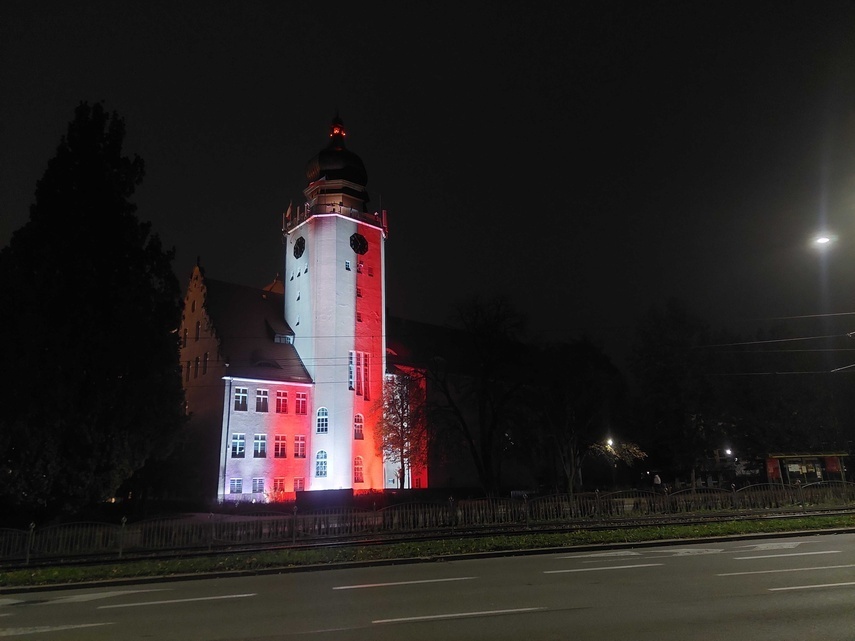 Elbląg, Urząd  Miejski został podświetlony w biało-czerwonych barwach