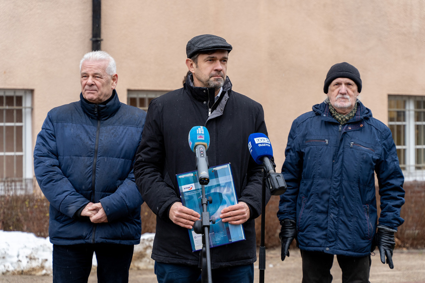 Elbląg, Na konferencję media zaprosili Stefan Rembelski (z lewej) i Jacek Brzeźny (w środku)