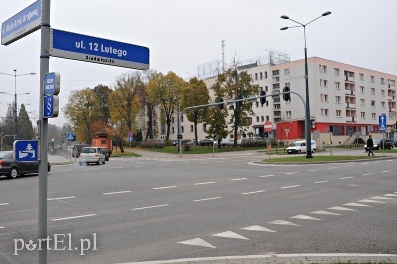 Elbląg, Pani Teresa zasłabła przy przejściu dla pieszych na ul. 12 Lutego, pomógł jej przechodzień,