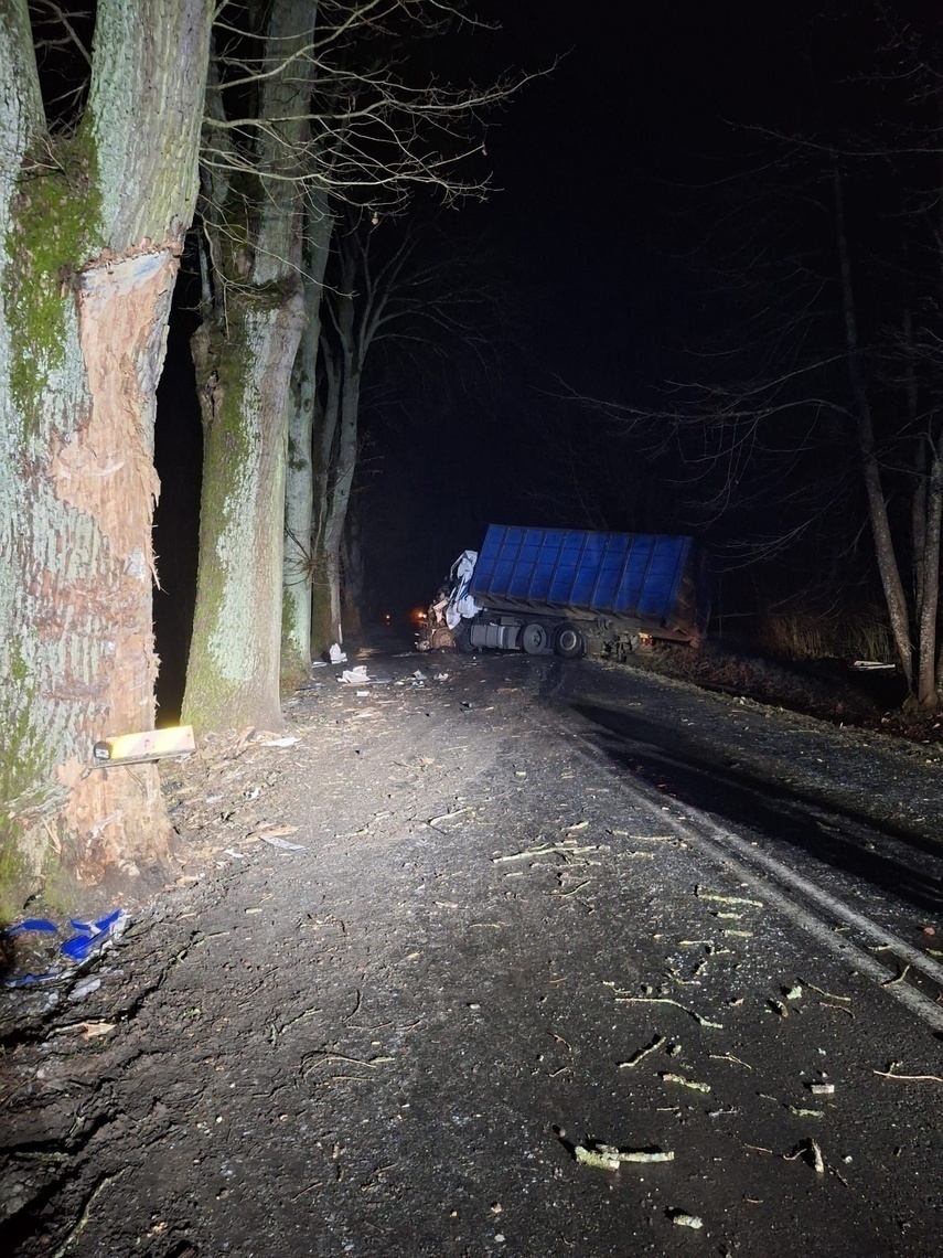 Elbląg, Samochód uderzył w drzewo. Kierowca zginął na miejscu