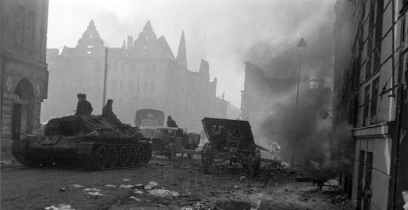 Elbląg, 1 Maja, widok na pl. Słowiański - pojazd ewakuacyjny TT34 obok rozbitego niemieckiego działa PaK na wyjeździe z Adolf Hitlerstrasse (1 Maja) w kierunku Friedrich Wilhelmplatz (plac Słowiański).