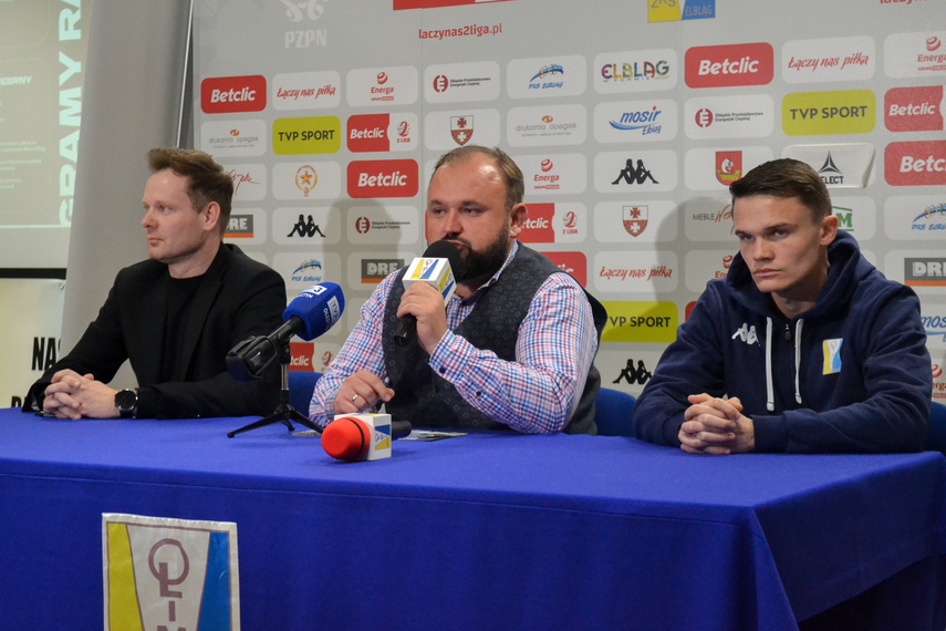 Elbląg, Karol Szweda, trener (z lewej), Mateusz Kosiński z zarządu Olimpii i Hubert Matynia, kapitan zespołu na konferencji prasowej przed rundą wiosenną