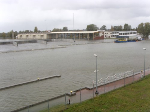 Elbląg, Elblaski port podczas tegorocznej powodzi. Zdjęcie przesłane przez czytelnika  "kalorina m" na portElowski Alert MMS