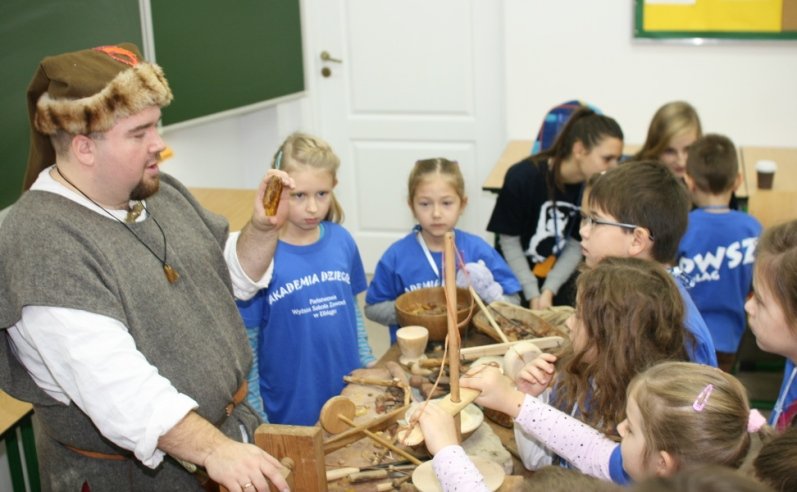 Elbląg, O bursztynie małym studentom opowiadł Piotr Adamczyk z elbląskiego muzeum