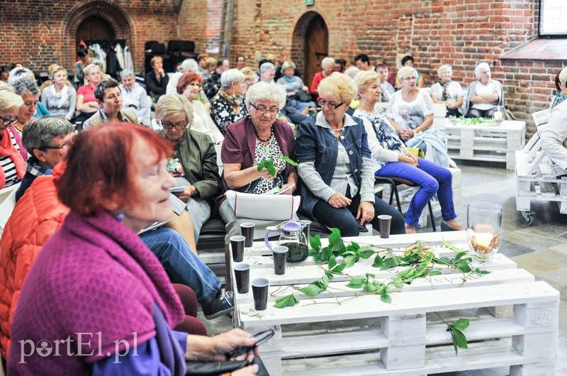 Elbląg, Na dzisiejszym (18 sierpnia) spotkaniu w ramach "Zielonego lata w Bibliotece" seniorzy mogli posłuchać o ziołach rosnących na Żuławach