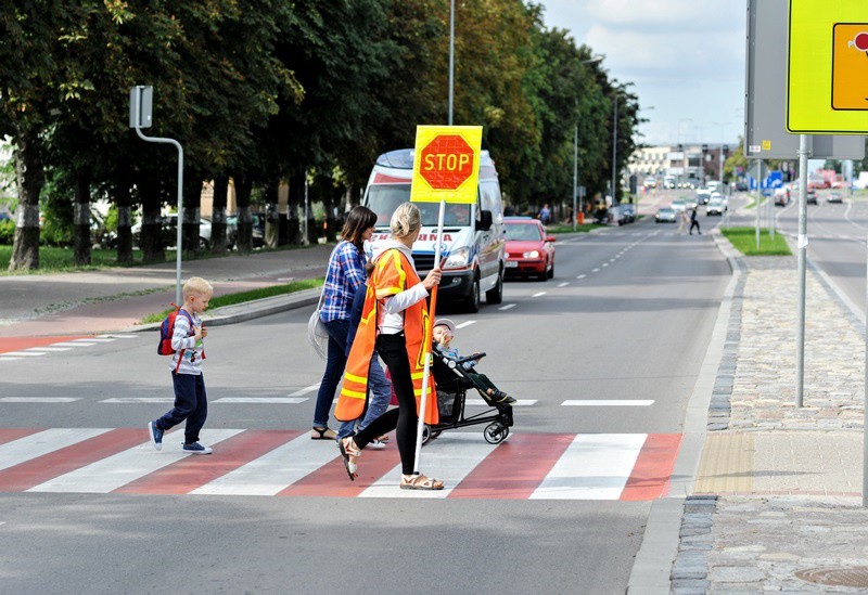 Elbląg, Pani Ania przeprowadza dzieci na przejściu przy SP nr 12