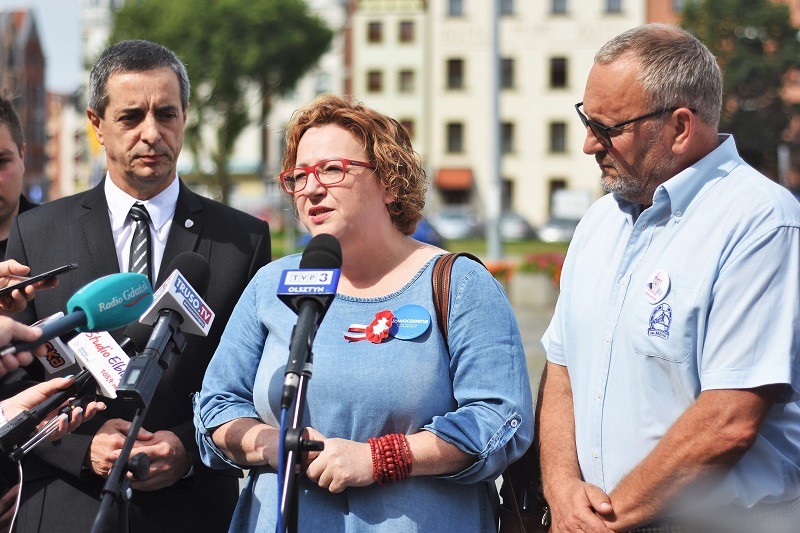 Elbląg, Członkowie PO, KOD i Nowoczesnej (od lewej: Jerzy Wcisła, Katarzyna Królak i Tadeusz Kawa) apelują do mieszkańców o udział w proteście (fot Michał Skroboszewski)