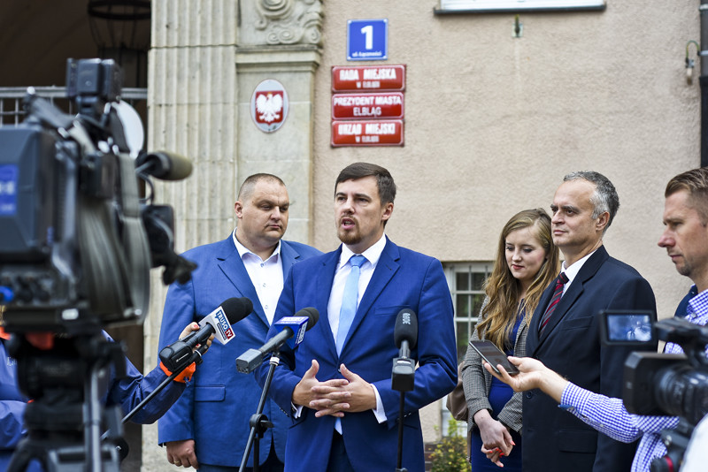 Elbląg, Robert Nowicki z ministerstwa i Marek Pruszak odpowiadali na pytania dziennikarzy przed ratuszem