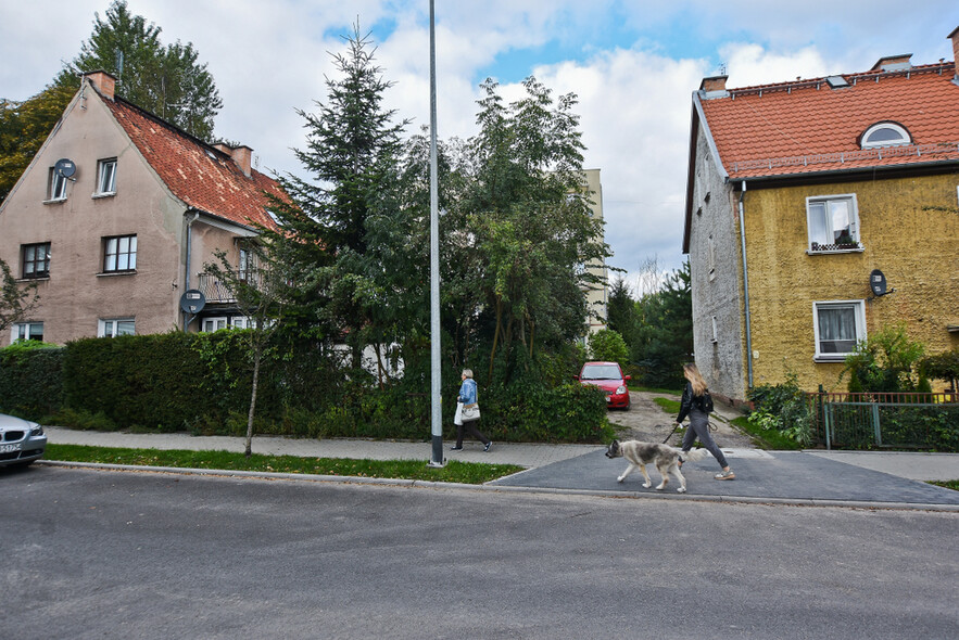 Elbląg, Wjazd na teren obu wspólnot od ul. Skłodowskiej-Curie