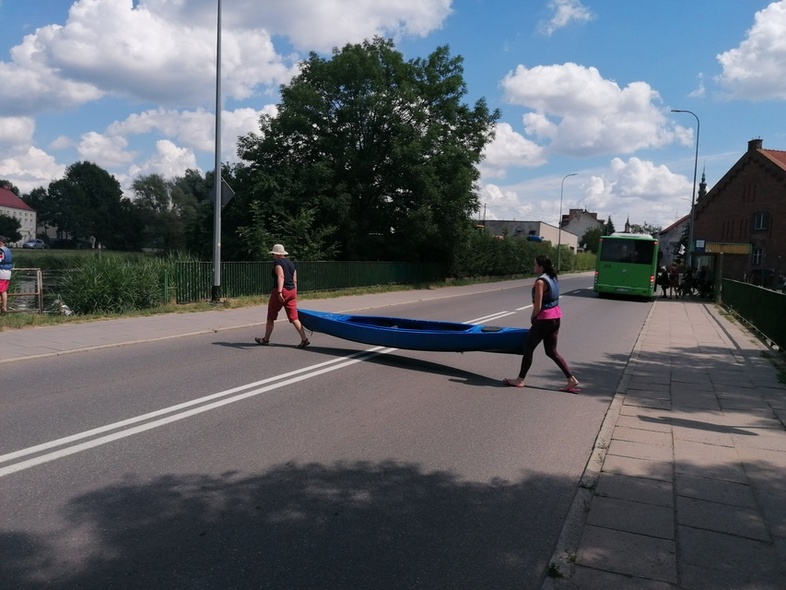 Elbląg, Przenoska kajaków przez ul. Orlą