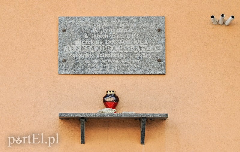 Elbląg, Tragiczne wydarzenia upamiętnia tablica umieszczona na budynku, w którym mieszkała i zginęła dr Aleksandra Gabrysiak i jej córka Maria