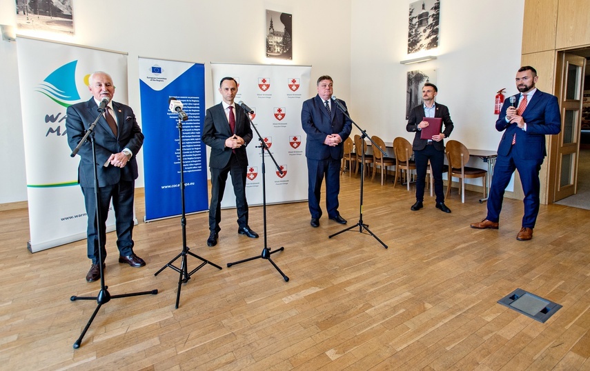 Elbląg, W konferencji prasowej z mediami wzięli udział (od lewej): Gustaw Marek Brzezin,  Alin-Adrian Nica i Witold Wróblewski