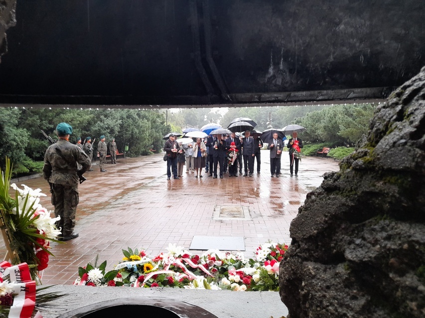 Elbląg, W czwartek rano przedstawiciele władz miejskich złożyli kwiaty pod Pomnikiem Grudnia 1970