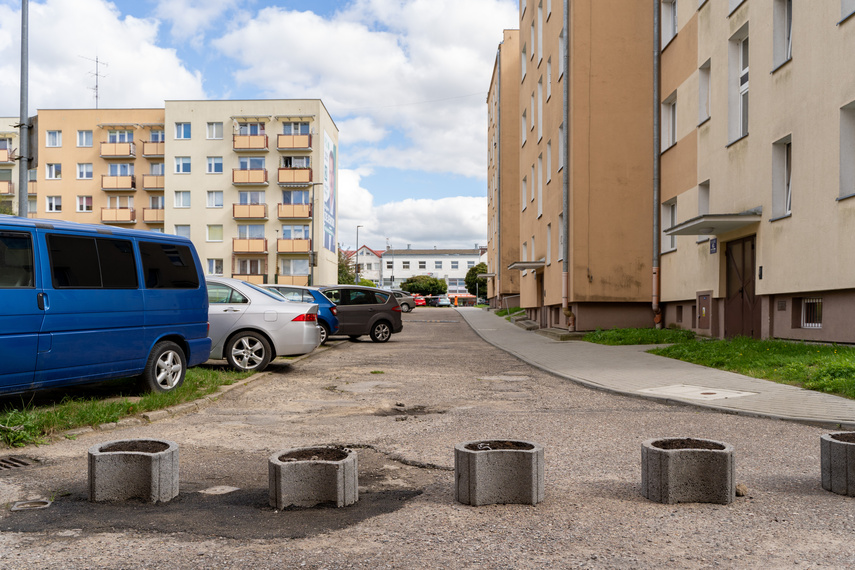 Elbląg, Betonowe donice między ul. Matejki 6 a Matejki 3