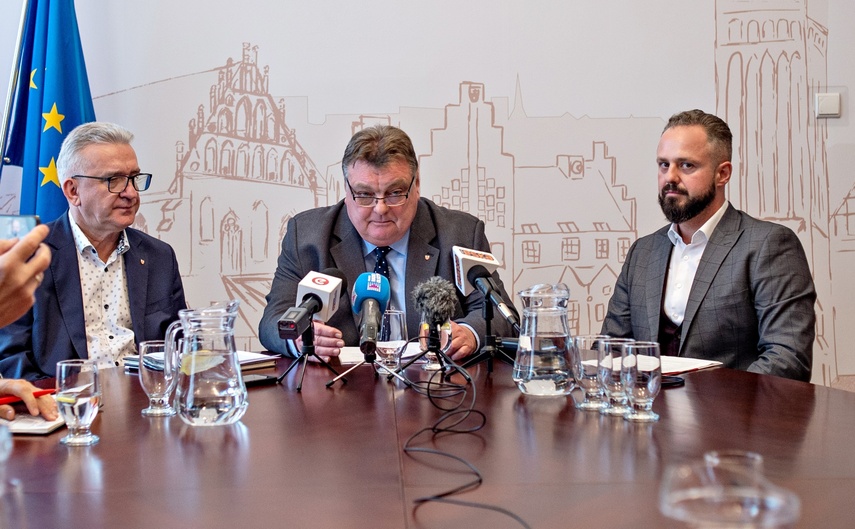 Elbląg, Władze miasta i spółki w tej sprawie zwołały konferencję prasową. Od lewej: Janusz Nowak, Witold Wróblewski, Andrzej Kuliński