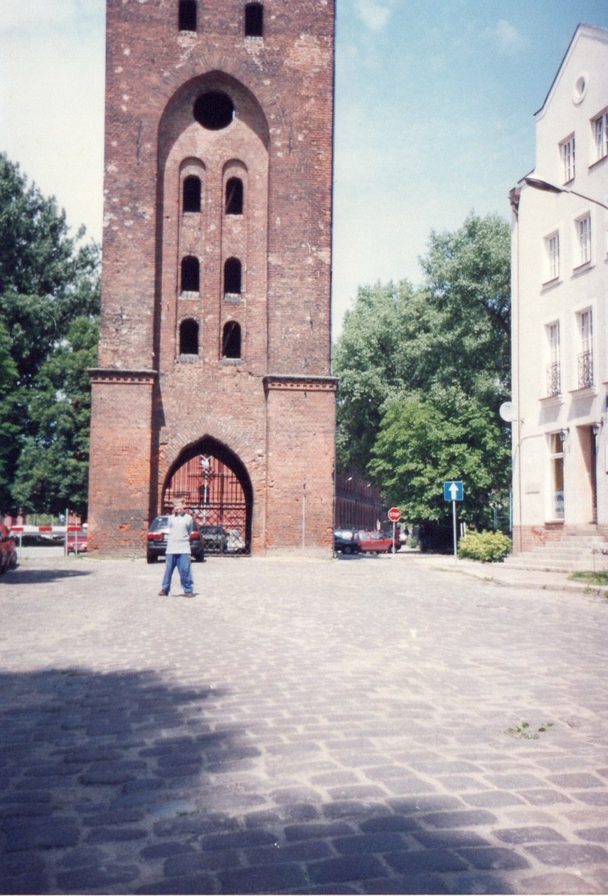 Elbląg, Autor przed Bramą Targową, rok 2001