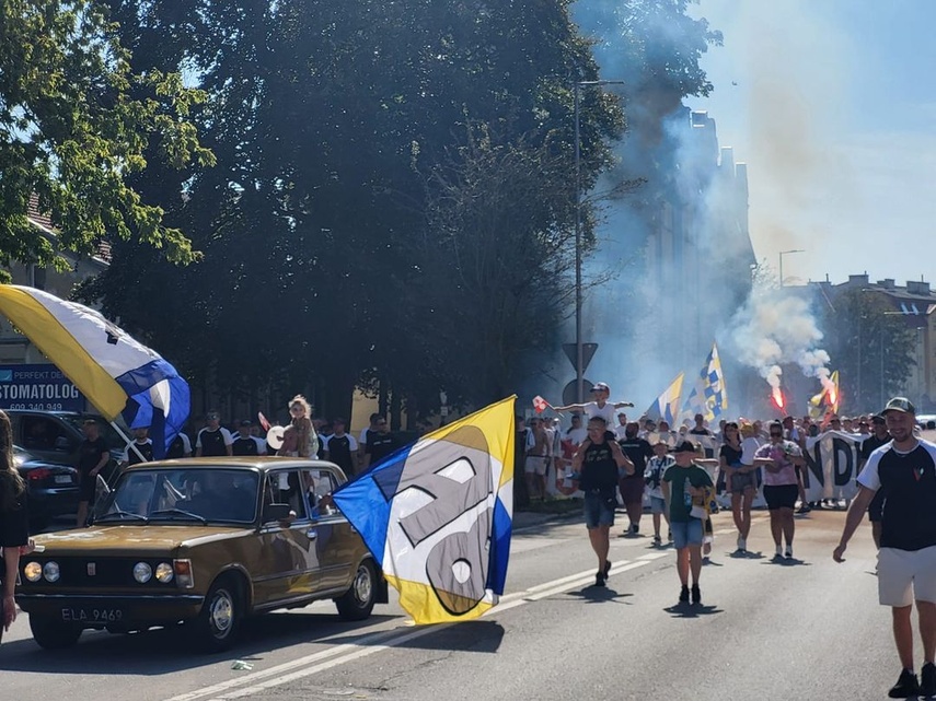 Elbląg, Kibice przemaszerowali przez miasto na stadion