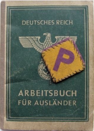 Elbląg, Książka pracy - dokument identyfikacyjny dla polskiego robotnika przymusowego oraz naszywka z literą „P”, którą wszyscy polscy robotnicy musieli nosić na ubraniu w celu łatwego odróżnienia ich od ludności niemieckiej. Źródło - Wikipedia.