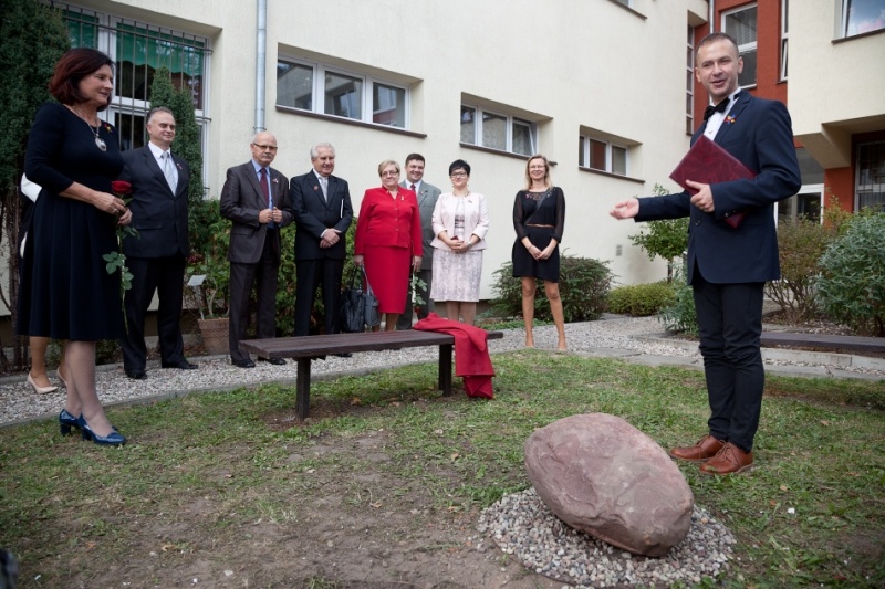 Elbląg, Dyrektor S. Stanicki (z prawej) na jubileuszu XX lecia IV LO (str. int. IV LO)