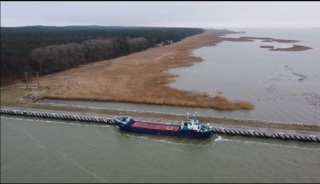 Elbląg, Statek Tanais czekający na możliwość przepłynięcia przez przekop