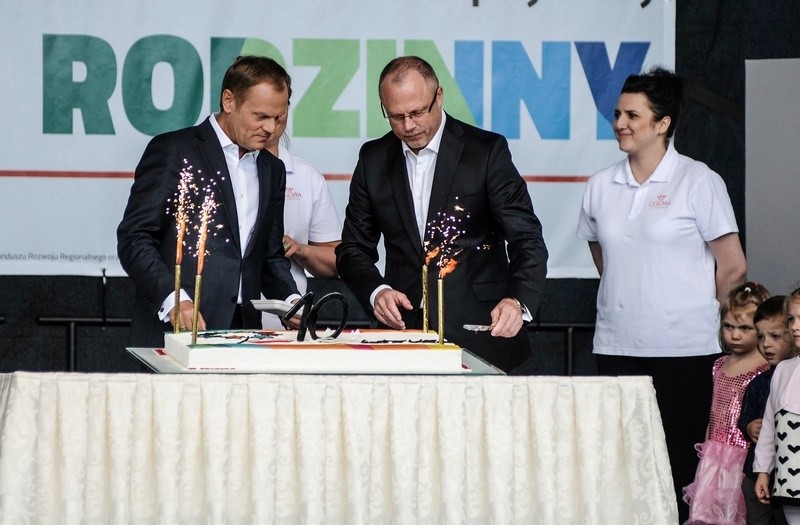 Elbląg, Donald Tusk i marszałek Jacek Protas pokroili urodzinowy tort