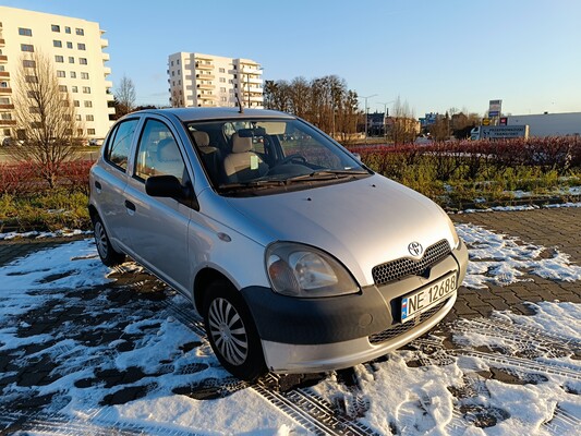 Elbląg Sprzedam Toyotę Yaris 2002 rok.5-cio drzwiowa. Benzyna. Komplet kół letnich i zimowych. Miała tylko dwóch