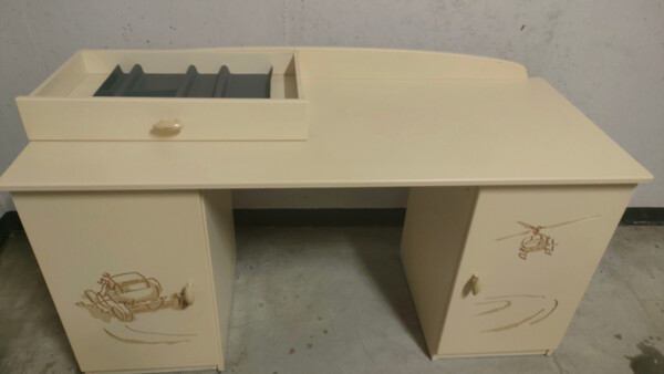 Elbląg Sprzedam młodzieżowe biurko w bardzo dobrym stanie, ze śladami użytkowania, wymiary 145/60/74