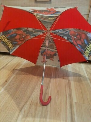 Elbląg Sprzedam parasol dla młodszego dziecka. Używany, dominujacy kolor czerwony, z superbohaterem- Spiderman, firma