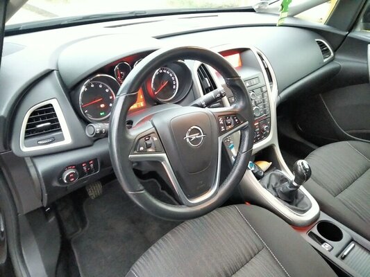 Elbląg Sprzedam Opel Astra J 1.4 2010r ABS Centralny zamek Elektryczne przednie szyby Elektryczne lusterka Radio CD