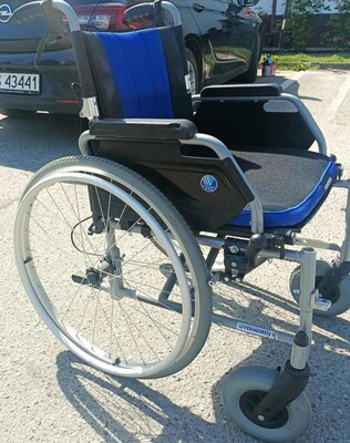 Elbląg Wózek inwalidzki. Vermeiren, używany, ma normalne ślady używania, ale jest w dobrym stanie. Brak podpórek na