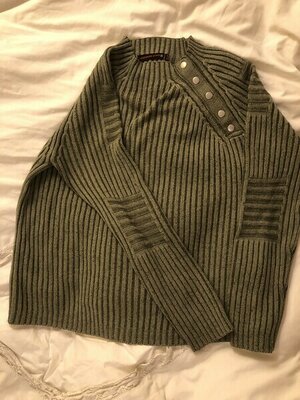 Elbląg Sprzedam sweter w kolorze khaki, w rozmiarze 42/44 stylizowany na modę wojskową z rozpinanymi guzikami na boku
