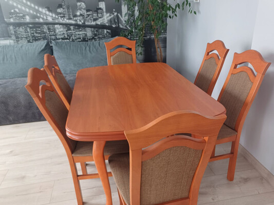 Witam, 
Sprzedam rozkładany stół z 6 krzesłami. 
Wymiary stołu
- dł. 140/180/220 cm, 
- szer. 90 cm
- wys. 75 cm.