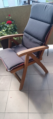 Sprzedam 4 krzesla ogrodowe rozkładane. Krzesła są bardzo mało używane 3 krzesła mają materace. 
Cena za komplet 600