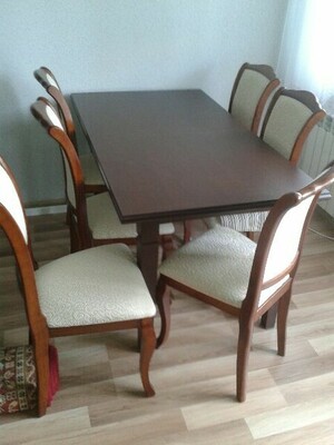 Elbląg Sprzedam rozkładany  stół oraz 6 krzeseł. Stan bardzo dobry (mało używany). Wymiary stół dł 140 cm plus 40 cm