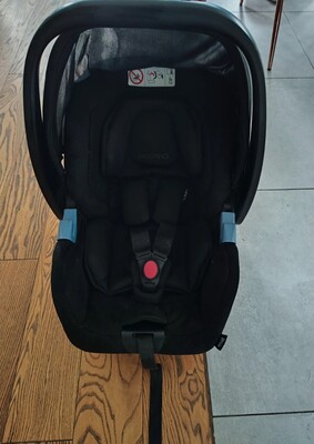 Elbląg Sprzedam fotelik 0-13kg z daszkiem i wkładką dla noworodka + baza samochodowa mocowana na ISOFIX, zestaw firmy