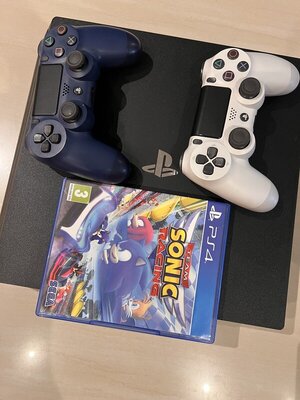 Elbląg Sprzedam Konsolę PS4 Pro z Padem w Bardzo Dobrym Stanie + 2 Gry GRATIS Sprzęt jest w bardzo dobrym stanie