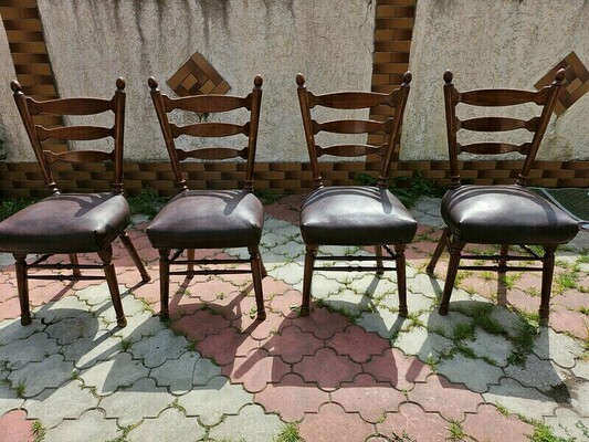 Elbląg Sprzedam 4 krzesła do odnowienia. jedno lekko rozchwierutane. Siedziska na sprężynach pokryte (chyba) skórą.