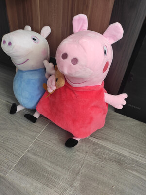 Sprzedam zestaw Świnka Peppa i jej braciszek George przytulanki duże, świnka mówi po polsku polecam. ..