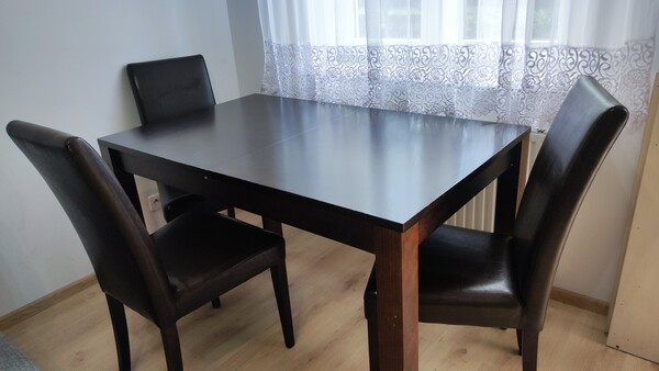 Używany stół z czterema krzesłami w kolorze wenge. Posiada ślady użytkowania. Wymiary stołu 130cm x 80cm, po