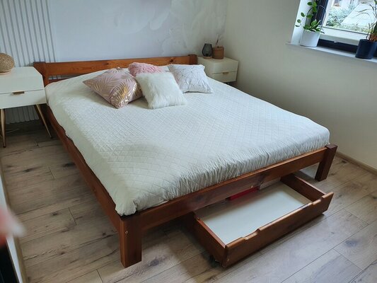 OKAZJA Sprzedam solidne łóżko z litego drewna   180x200 wraz z pojemnikiem oraz materacem lateksowym  