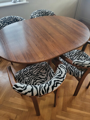 Okrągły stół o średnicy 1 m po dodaniu 2 elementów 1.70 m w bardzo dobrym stanie i cztery krzesła do odnowienia
