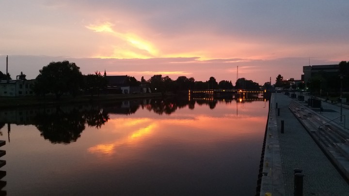 Spotkanie na moście. W piątkowy wieczór umówiłam się z przyjaciółkami na jednym z mostów - ten widok zachodzącego słońca zdecydowanie umilił nam wieczór. Nie wahałam się ani chwili wyciągnęłam telefon i zrobiłam to śliczne zdjęcie.