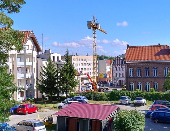 Kosynierów/ Słoneczna. Coś się dzieje na budowie na rogu, a dokładnie jakieś prace przy zniszczonym domu nr 11