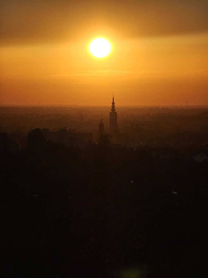 Stare Miasto w złotej godzinie. Zdjęcie zrobione podczas spaceru na Górę Chrobrego, dobry zoom w telefonie ;) (Październik 2024)