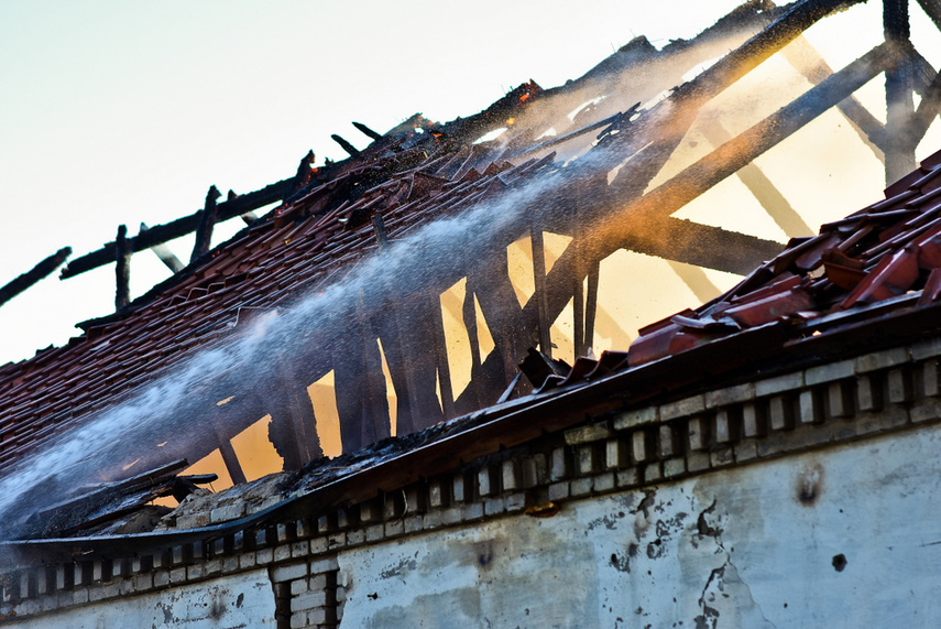 Pożar budynku gospodarczego, z ogniem walczyło blisko 30 strażaków zdjęcie nr 239416