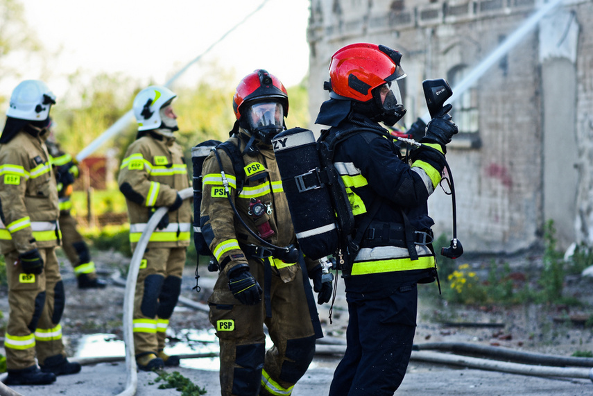 Pożar budynku gospodarczego, z ogniem walczyło blisko 30 strażaków zdjęcie nr 239418